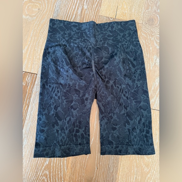 Gymshark Adapt Butterfly Seamless Cycling Shorts, black, size medium - Picture 3 of 4